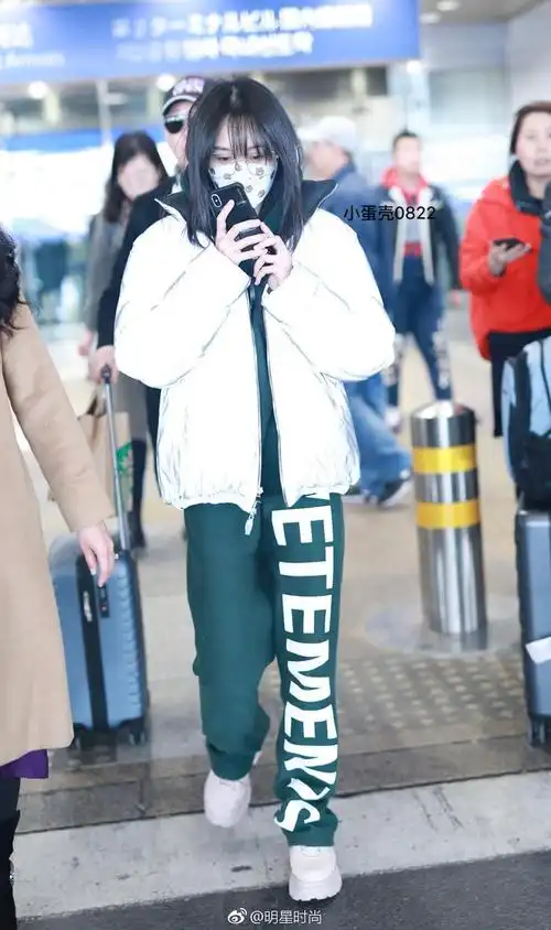 2月21日郑爽现身北京机场她一身简约装扮舒适又保暖太好看了