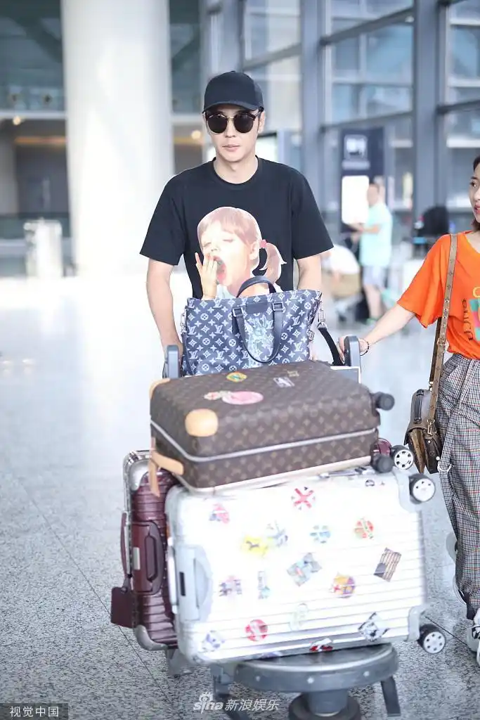 组图:张丹峰独自背包推行李现身机场 穿潮装挥手灿笑大方任拍_高清