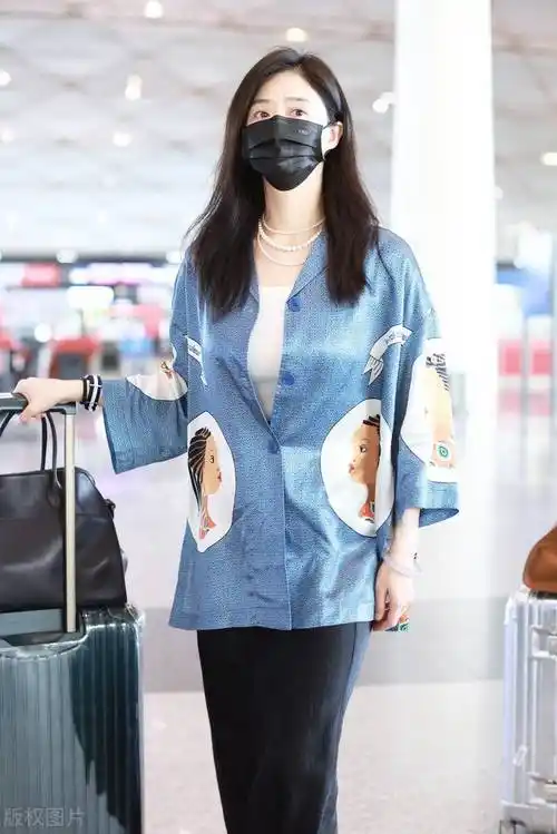 40岁蒋欣走机场,穿真丝衬衫解开两枚纽扣,戴三层珍珠项链好贵气_体型