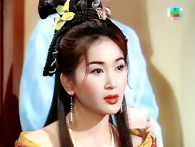 婚后,温碧霞并未成为豪门中的"金丝雀",她继续经营着自己的事业,还