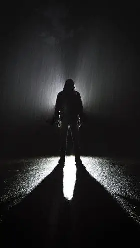 男人淋雨伤感背影,高清锁屏图片,手机壁纸-桌面城市