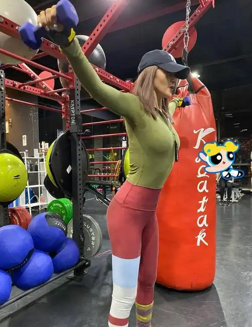 谭维维"3d"身材绝了,穿牛油果色健身衣秀"蜜桃臀",迷人