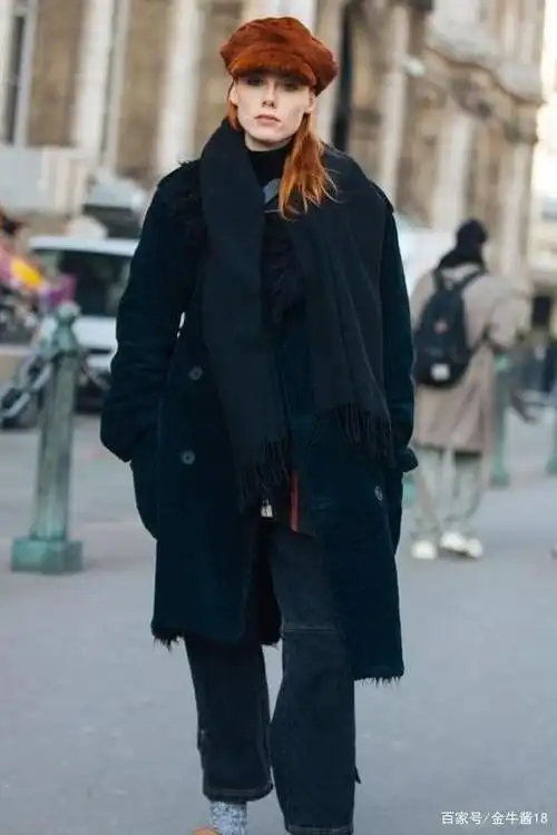 一件黑色毛衣怎么能穿出时尚感?
