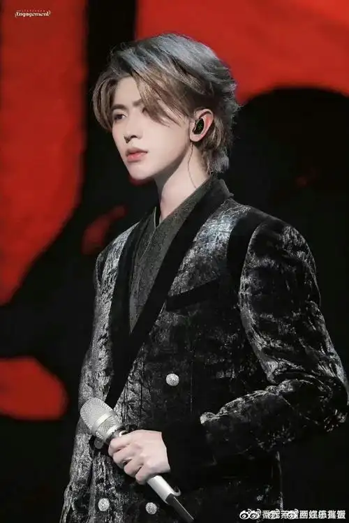 蔡徐坤晒冲浪随拍##蔡徐坤晒海边度假随拍