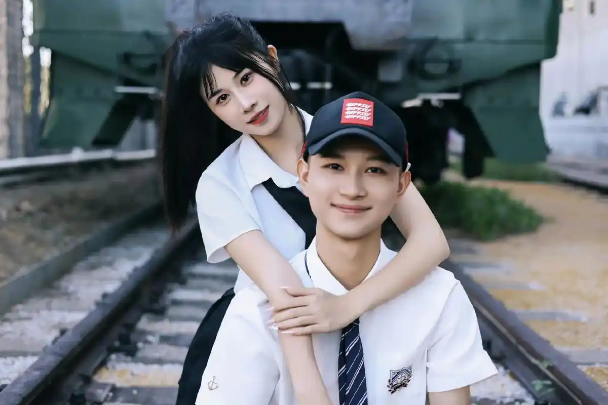 不会吧,还有人不知道火车站也能拍情侣照?