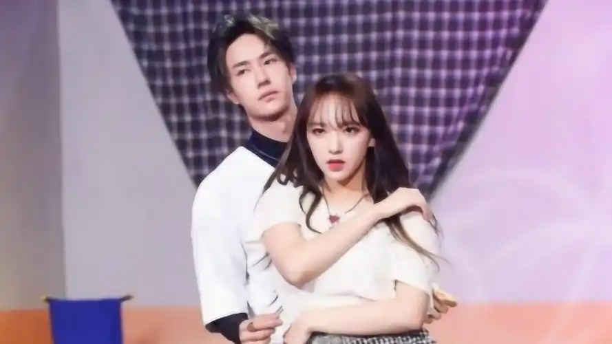 王一博公主抱程潇,谁注意到程潇的反应?网友:关系一目了然