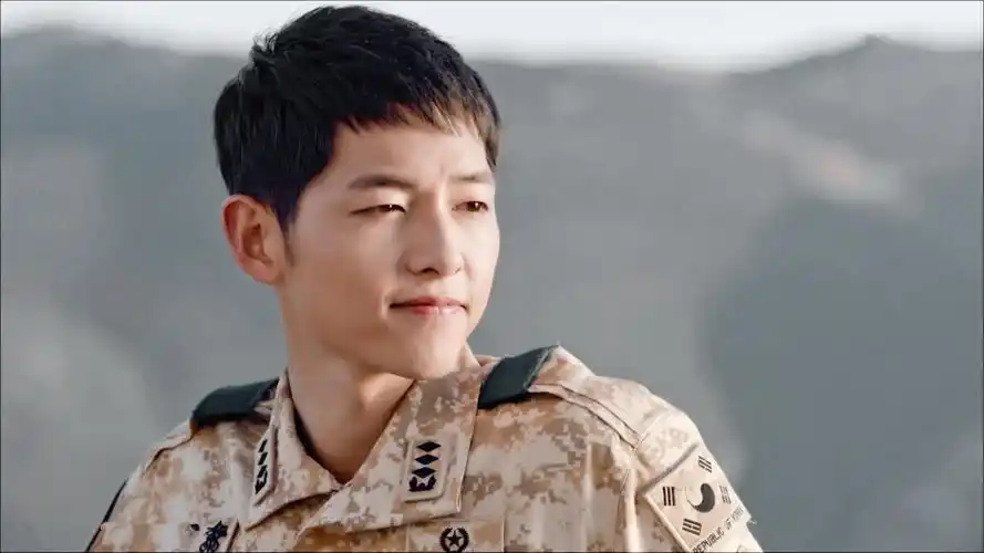 宋仲基《太阳的后裔》天台帅气微笑剧照图片桌面壁纸