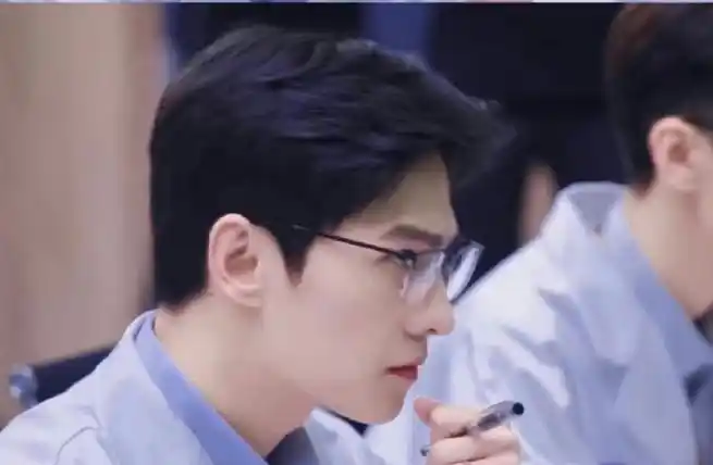 杨洋晒于途自拍照