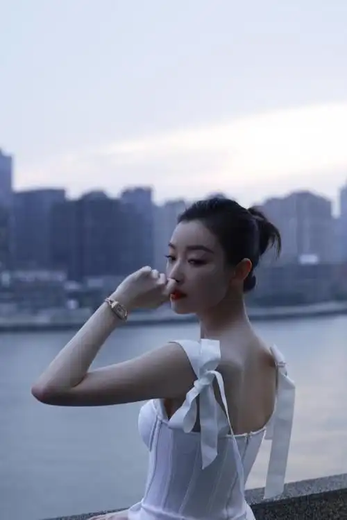 这不仅是因为倪妮气质独特,还和她懂得选凸显优势的服装有关.