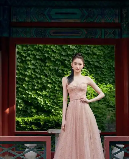 21岁关晓彤又惊艳了,一身中国红长裙加丸子头亮相酒会,气质出众