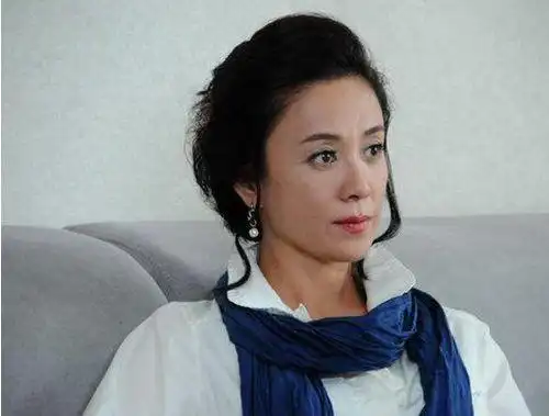 在与第一任丈夫离婚后,傅艺伟还与导演陈家林传过绯闻,最终因为年龄差