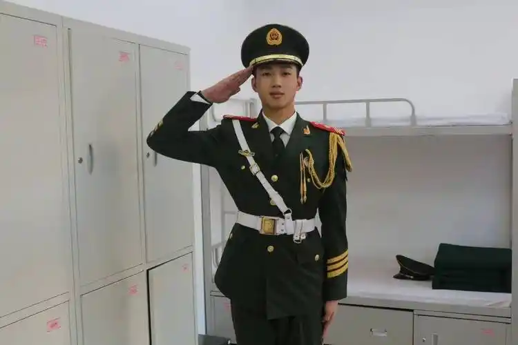 背后原因很暖……_军装_试衣间_遂昌县