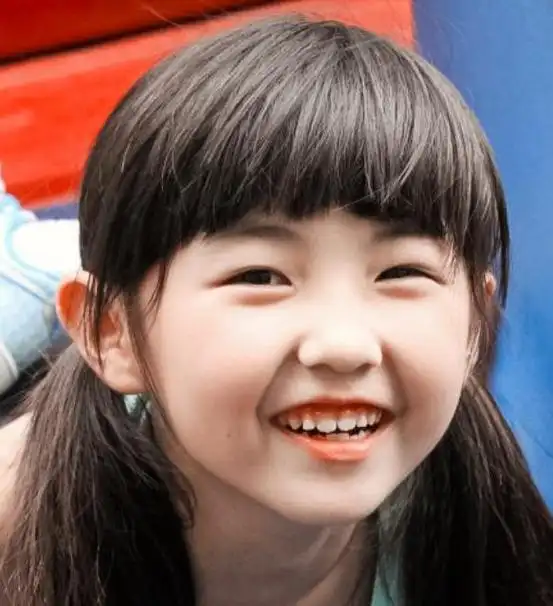 张子枫儿时采访曝光,一句话透露走红原因,难怪吴磊总宠着她