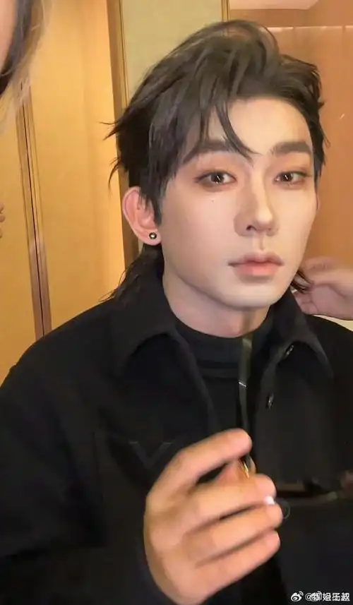 杨迪晒素颜照##杨迪上岛后变沧桑了