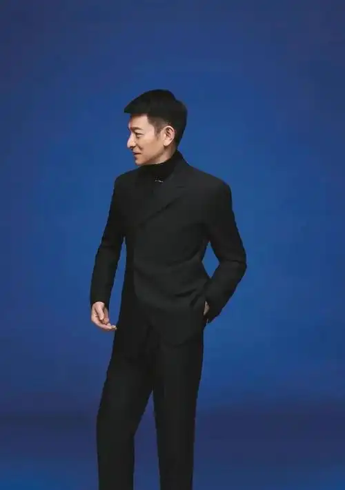 刘德华被p的亲妈都不认识了,腿被拉的又细又长,看着得有2米呢?