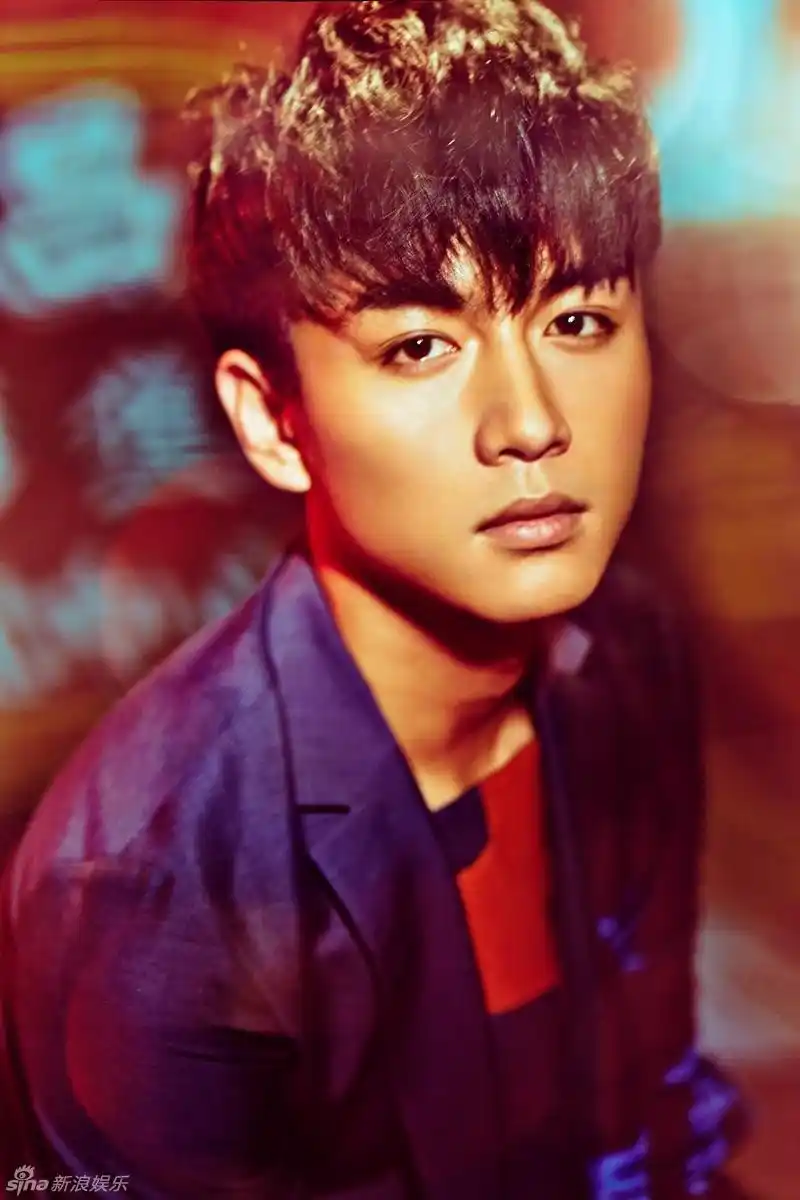 新浪娱乐讯 陈晓曝光了一组最近写真.