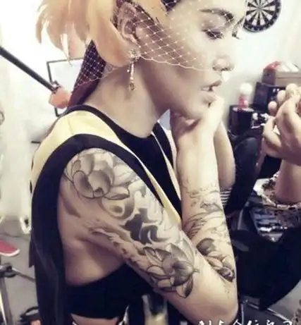 个性花臂谭维维女明星谭维维个性手臂纹身图片tag标签:个性手臂谭维维