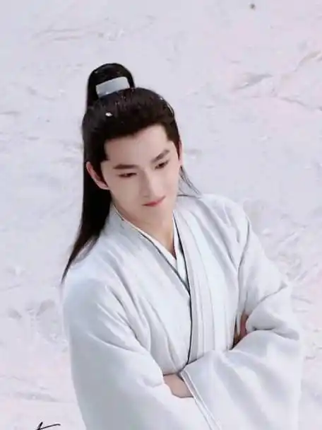 白衣的少年立于雪地中,这幅画面简直是小说男主穿书而来又有古装@杨洋