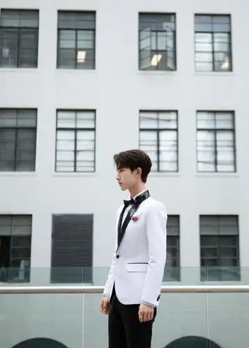 郭俊辰黑白西装 尽显儒雅绅士魅力