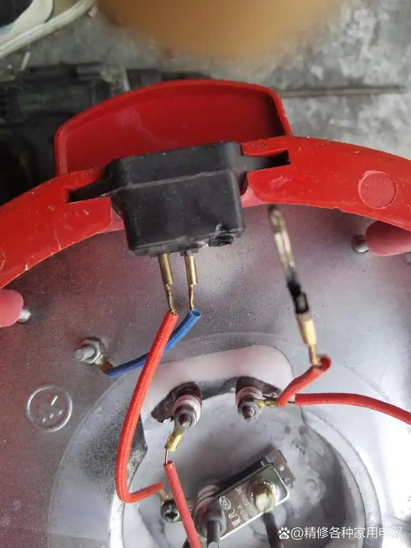 维修多功能电热锅,更换电源插座拍摄图片.