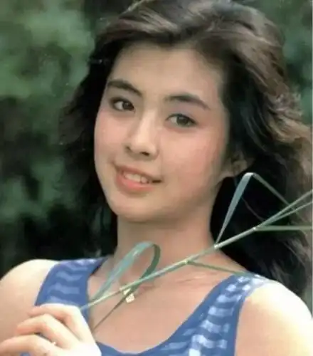 王祖贤年轻时有多美除了男装帅气女装撩人还肥而不腻