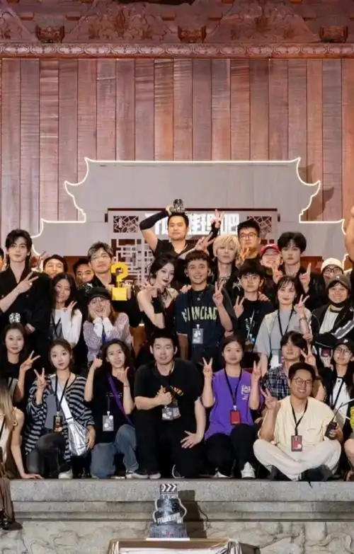 迪丽热巴开推2杀青照##迪丽热巴开推杀青大合照