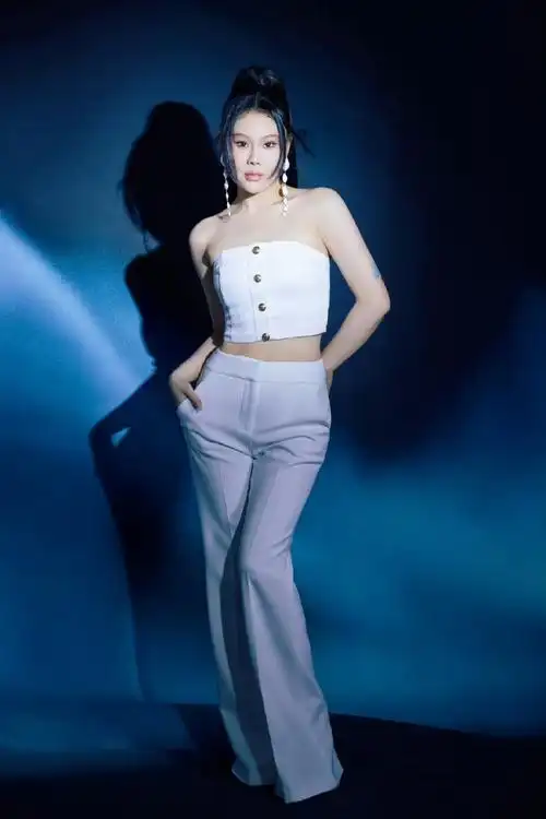 我是最后一个知道的吗不得不说袁娅维这个名字确实比袁娟好听,更有