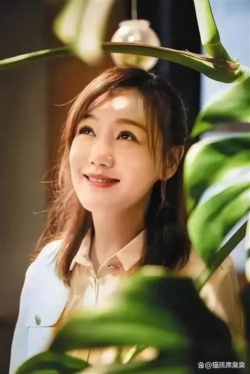 45岁薛佳凝近照曝光身材发福打扮土气穿538元厚底靴引吐槽