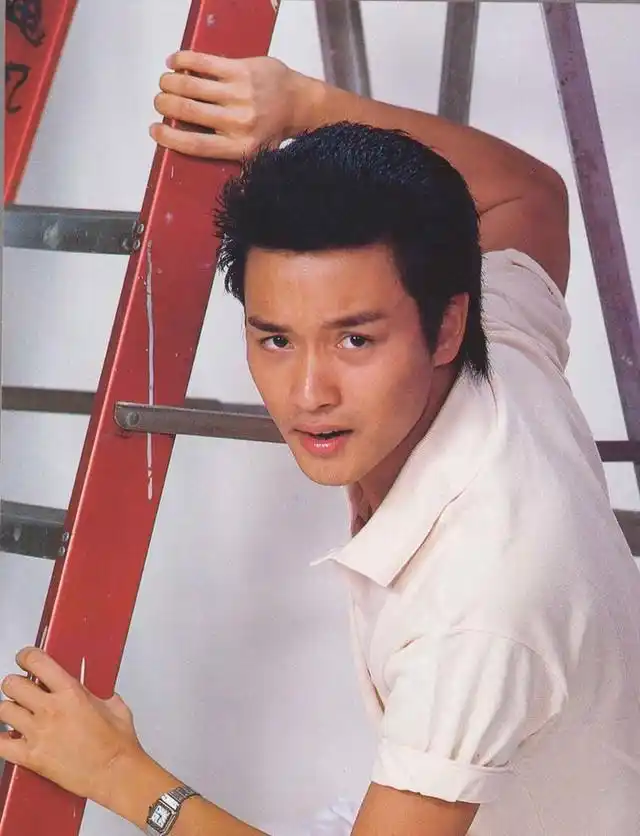 网友爆出早年张国荣的珍藏照片,历历在目 甚是想念哥哥