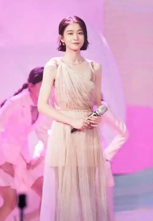 张雪迎剪波波头短发比关晓彤还美,身穿百褶连衣裙,居然意外走红_造型