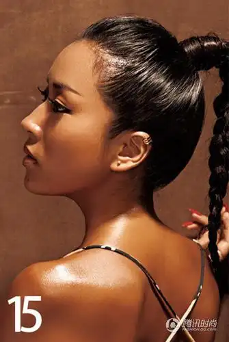 内衣外穿有胆来try 吉克隽逸黑色正能量大片_服装人物_中国服装网