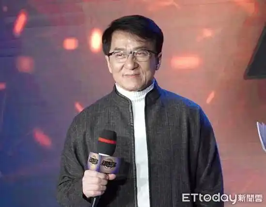 成龙「头发全白,满脸皱纹」现身!69岁近况曝.