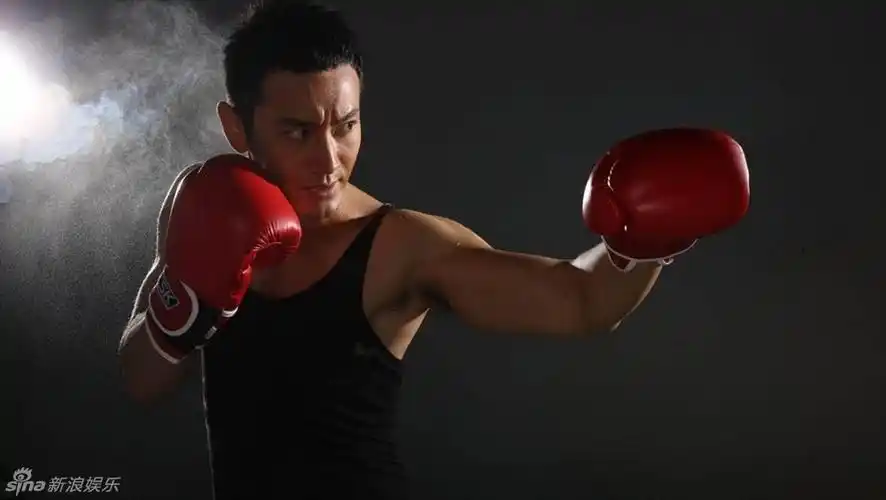 黄晓明变运动健将打拳击 显二头肌更显男子气概