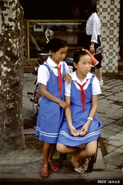老照片80年代的红领巾们你是否也曾经是他们中的一个