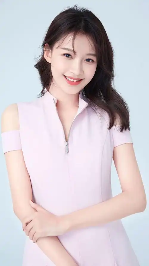 孙怡现身品牌活动,穿着细格套装,样子甜美可人