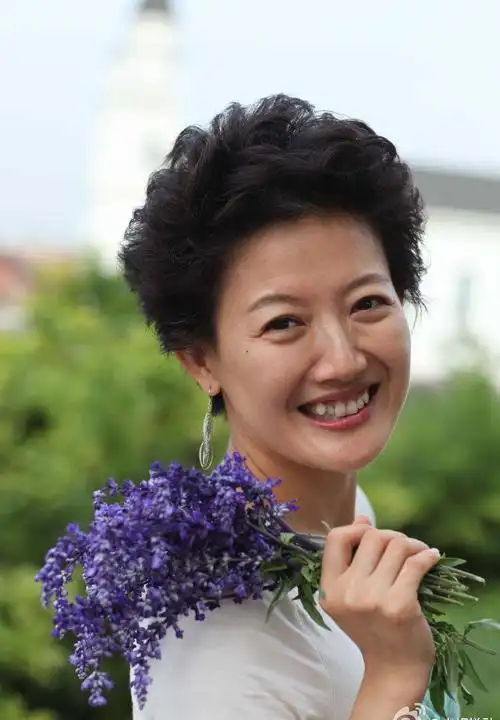 梁艳图片 央视主持人梁艳图片