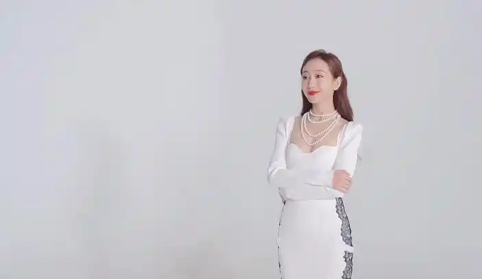 38岁王鸥秀模特身材薄纱裙遮不住大长腿戴10万的钻戒超吸睛