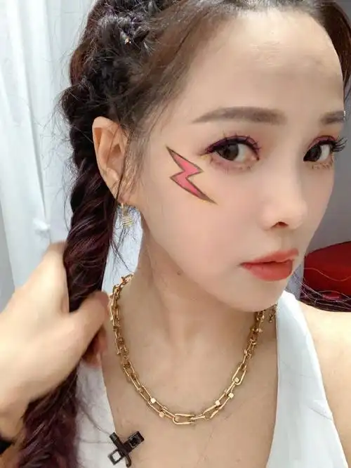 52岁伊能静晒近照无滤镜下侧颜精致养眼几丝白发意外抢镜