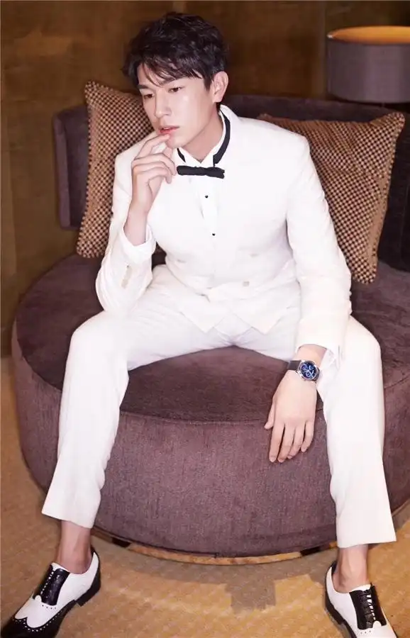 杨旭文白色西装帅气