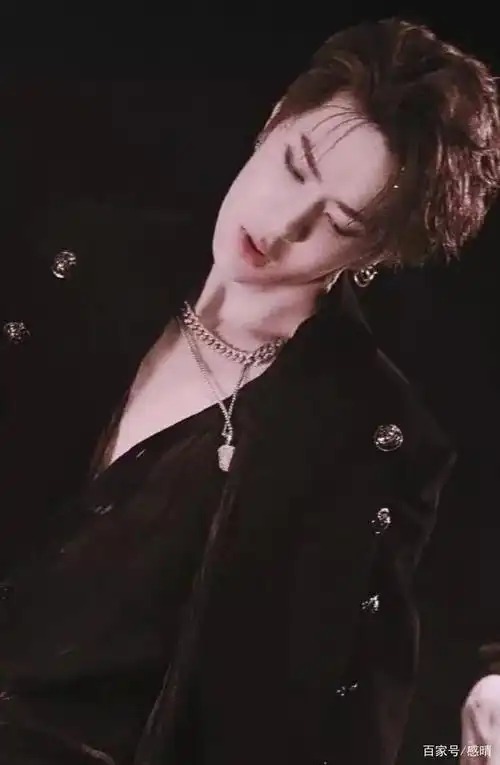 看到王一博的锁骨我太可了!养鱼都足够的了!