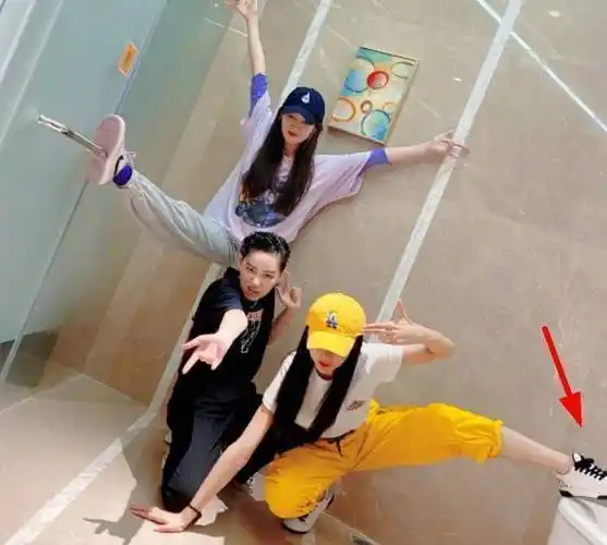 原创沈梦辰重回浪姐晒合影踏门把手踩马桶显豪迈万茜还吊着绷带