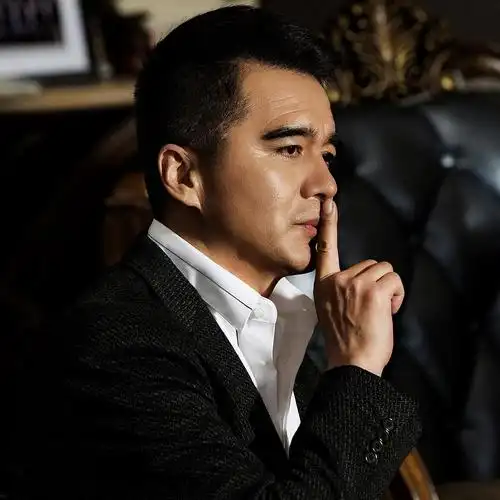 演员许亚军头像