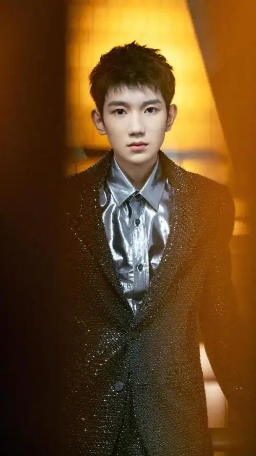 小鲜肉王源酷帅写真