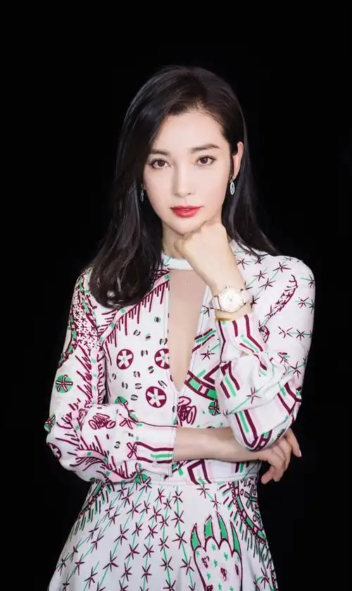 李冰冰:面若桃花,天生丽质,美丽动人