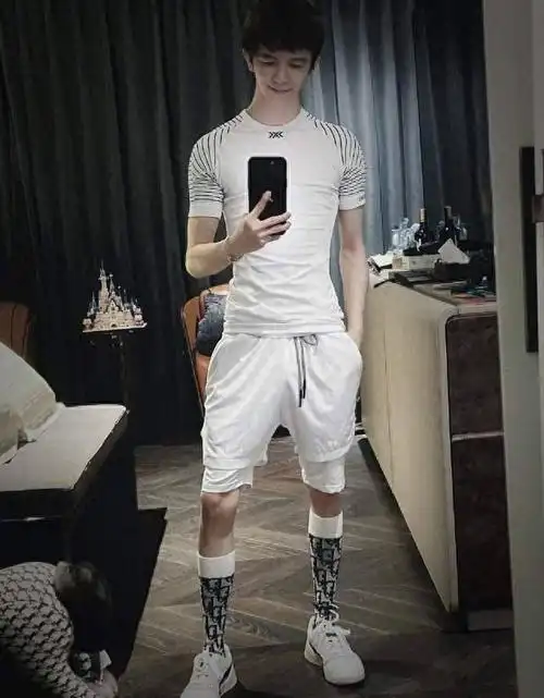 回顾男人味也能造假贴肌肉垫身高假公主抱男演员们玩呢