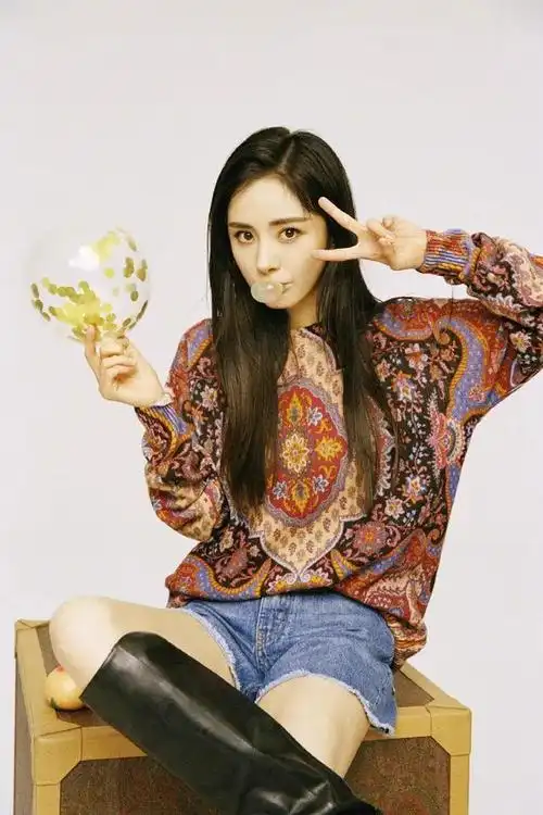 杨幂身穿印花衬衫牛仔短裤搭配黑色长筒靴温柔干练