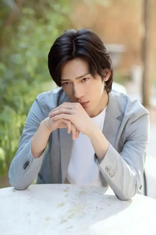 井柏然银灰西装帅气图片713