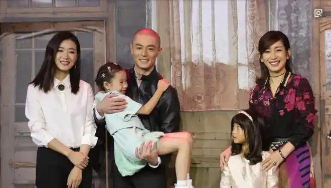 霍建华罕见晒小海豚照片只露一点点就很是可爱林心如要失宠了