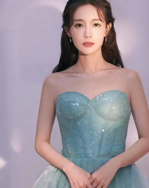 李一桐用浪漫干净的耳环来诠释他的时尚感.