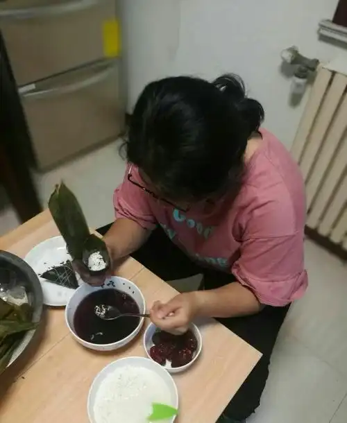 初二五班同学在家学习包粽子,体验"端午粽情"